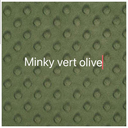 Prête à partir, Couverture de style courtepointe légèrement matelassée, renards en forêt .  Endos doux en minky vert olive