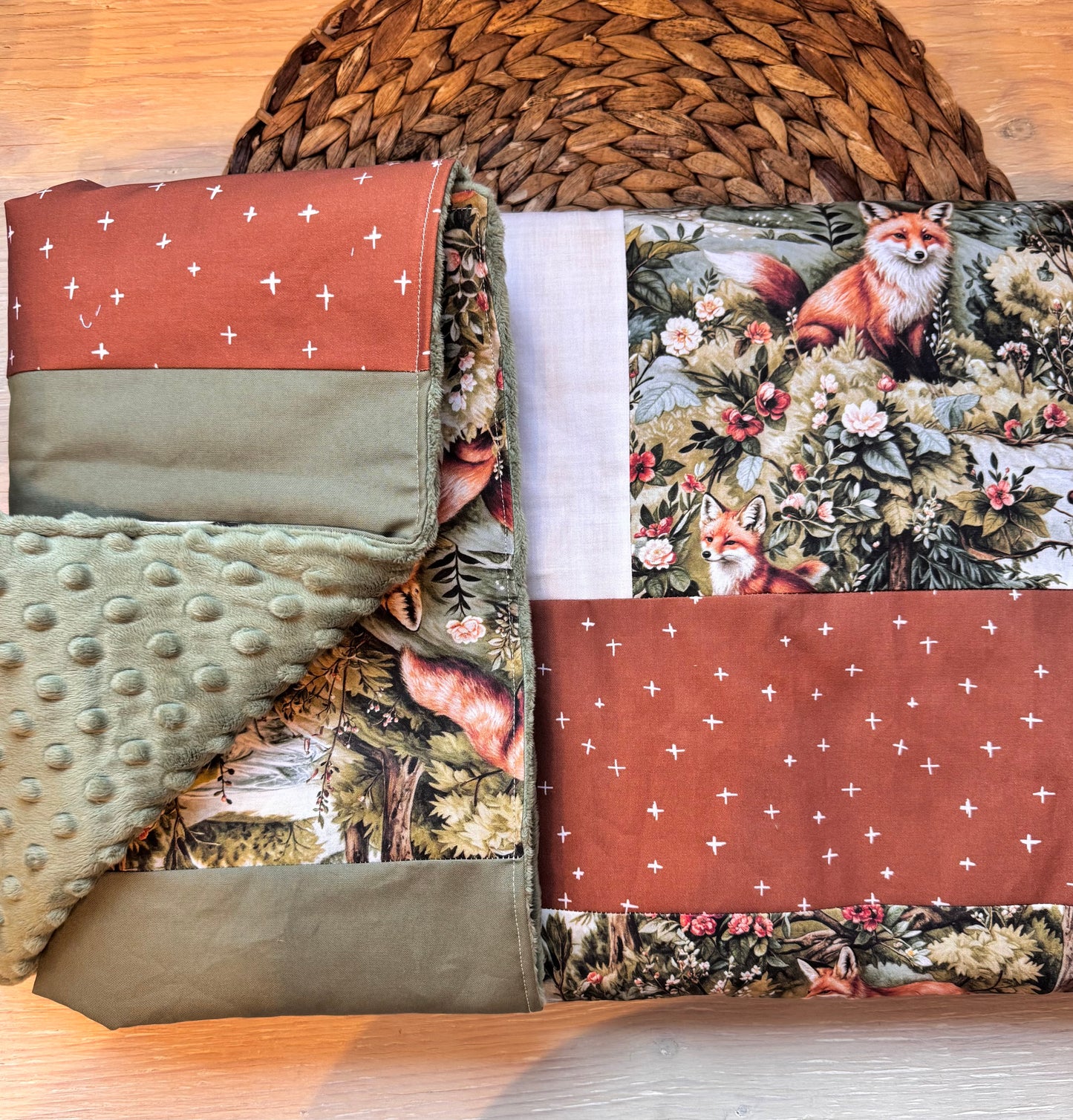 Prête à partir, Couverture de style courtepointe légèrement matelassée, renards en forêt .  Endos doux en minky vert olive