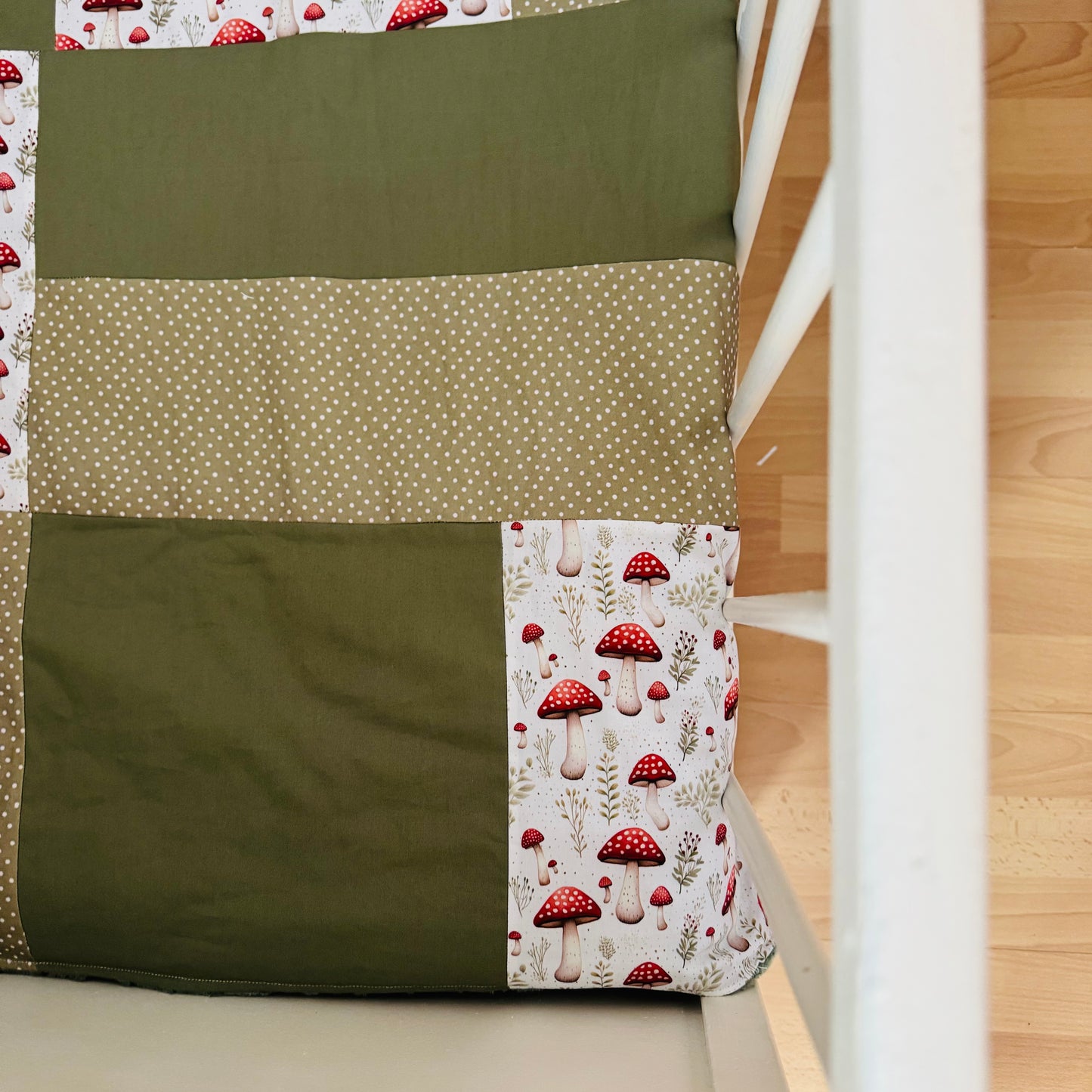 Prête à partir, Couverture de style courtepointe légèrement matelassée, Champignons.  Endos doux en minky vert olive