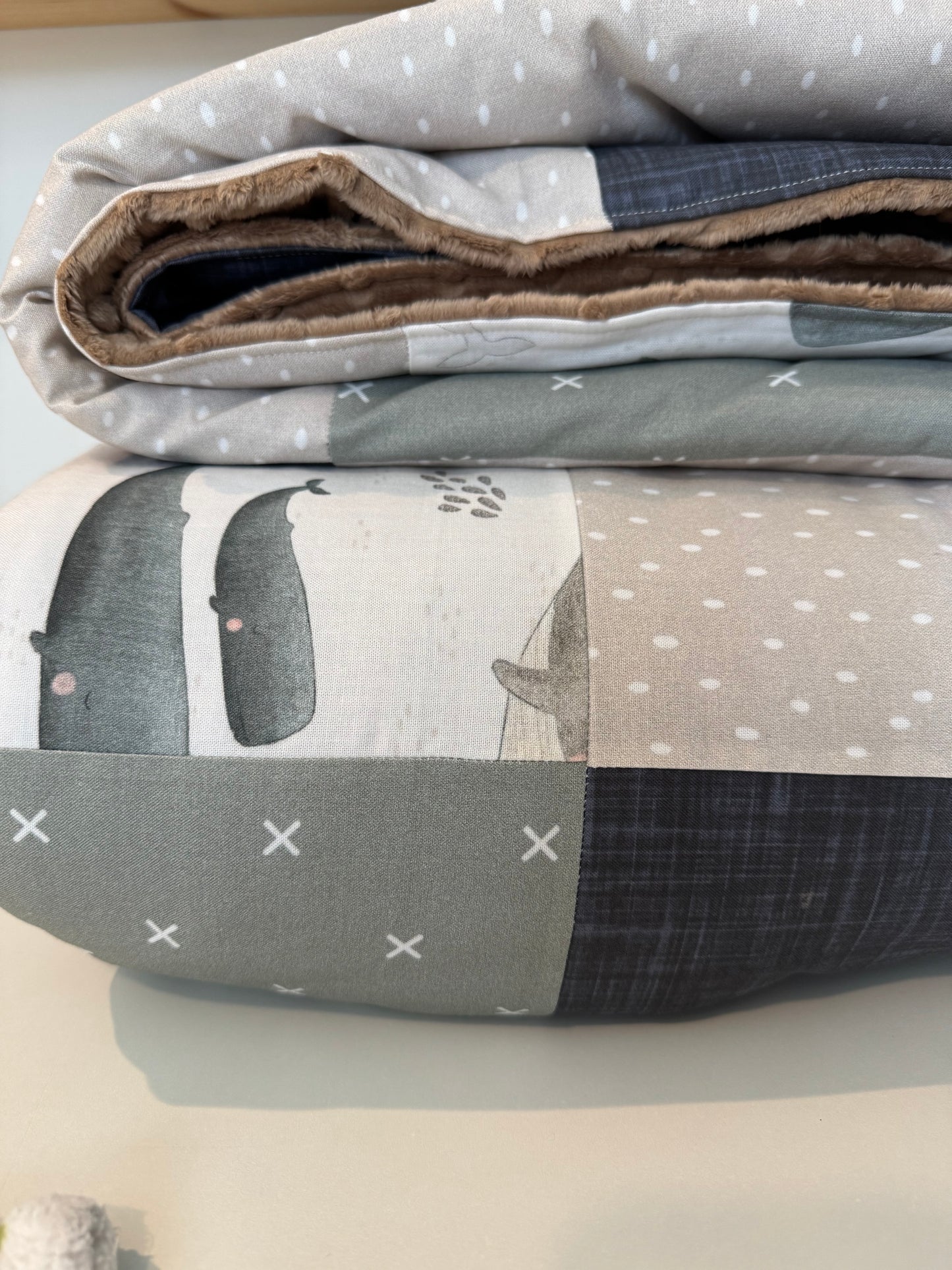 Prête à partir, Couverture de style courtepointe légèrement matelassée, familles de baleines.  Endos doux en minky taupe