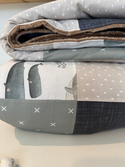 Prête à partir, Couverture de style courtepointe légèrement matelassée, familles de baleines.  Endos doux en minky taupe