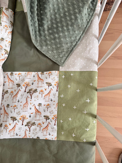 Prête à partir, Couverture de style courtepointe légèrement matelassée, girafes .  Endos doux en minky vert olive