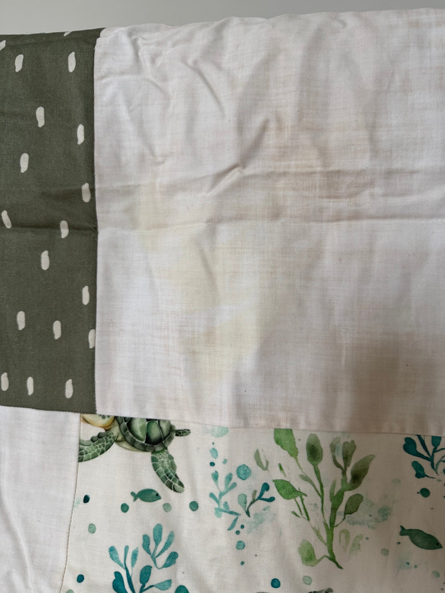 SOLDE Prête à partir ! Couverture de style courtepointe Tortues. Endos fourrure ivoire (taché)