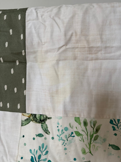 SOLDE Prête à partir ! Couverture de style courtepointe Tortues. Endos fourrure ivoire (taché)