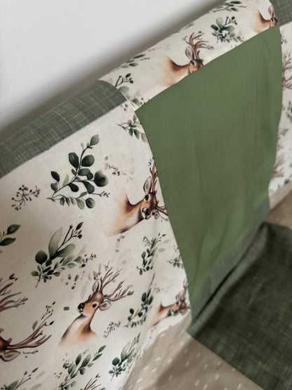 Prête à partir, Couverture de style courtepointe légèrement matelassée, cerfs et branches.  Endos doux en minky vert olive