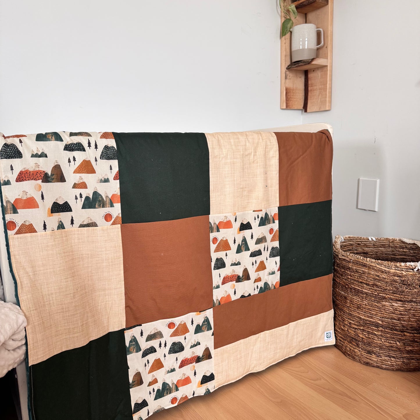Prête à partir, Couverture de style courtepointe légèrement matelassée Montagnes boho , émeraude et caramel, endos minky émeraude