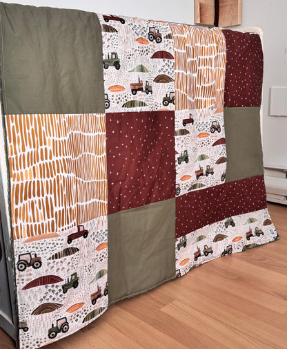 Prête à partir, Couverture de style courtepointe légèrement matelassée, tracteurs .  Endos doux en minky vert olive