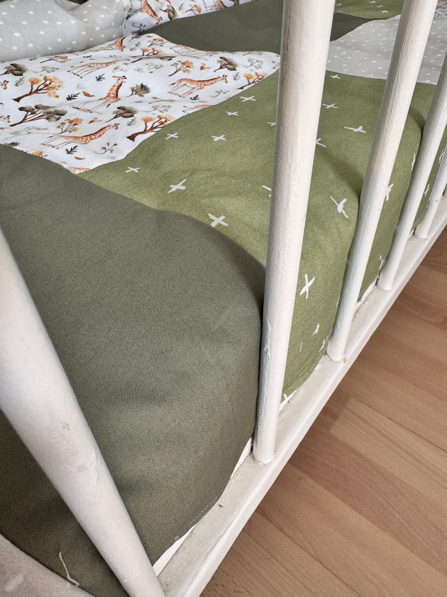 Prête à partir, Couverture de style courtepointe légèrement matelassée, girafes .  Endos doux en minky vert olive