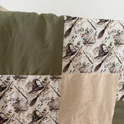 Prête à partir, Couverture de style courtepointe légèrement matelassée Sorciers, endos minky vert