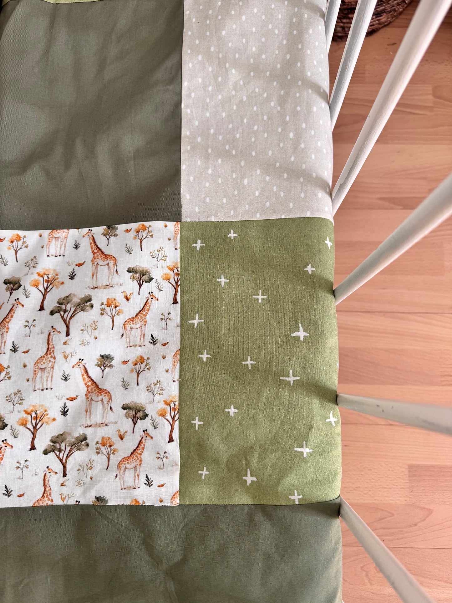 Prête à partir, Couverture de style courtepointe légèrement matelassée, girafes .  Endos doux en minky vert olive