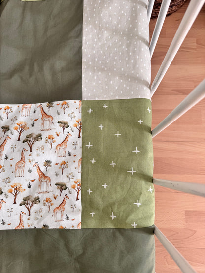Prête à partir, Couverture de style courtepointe légèrement matelassée, girafes .  Endos doux en minky vert olive