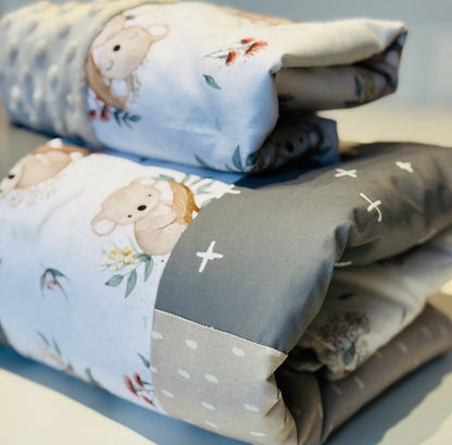 Prête à partir, Couverture de style courtepointe légèrement matelassée, koalas et teintes de vert de gris et beige.  Endos doux en minky gris pale