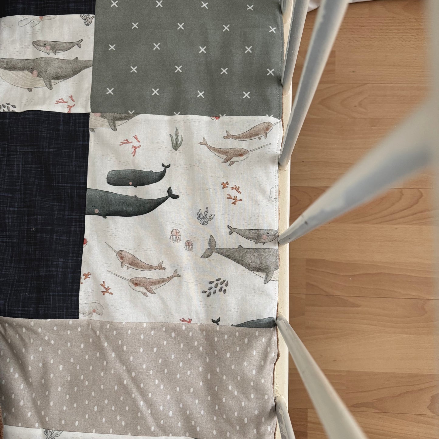 Prête à partir, Couverture de style courtepointe légèrement matelassée, familles de baleines.  Endos doux en minky taupe
