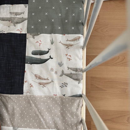 Prête à partir, Couverture de style courtepointe légèrement matelassée, familles de baleines.  Endos doux en minky taupe