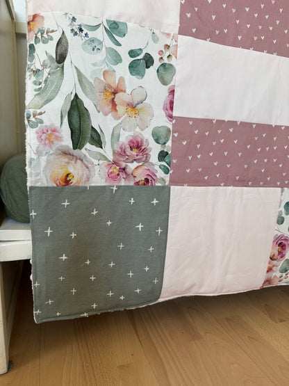 Prête à partir, Couverture de style courtepointe légèrement matelassée, fleurs roses et feuillage. Endos doux en minky ivoire