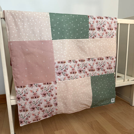 Prête à partir, Couverture de style courtepointe légèrement matelassée, Cochons roses.  Endos doux en minky ivoire