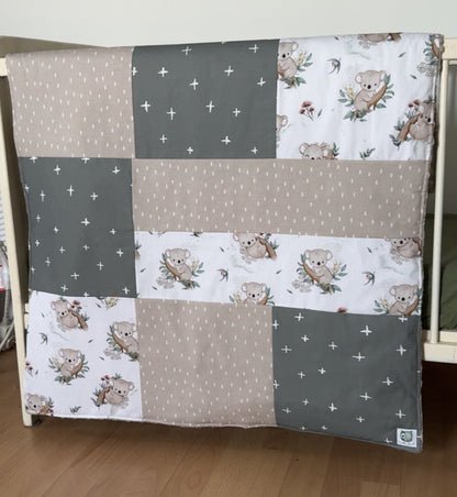 Prête à partir, Couverture de style courtepointe légèrement matelassée, koalas et teintes de vert de gris et beige.  Endos doux en minky gris pale