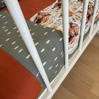 Prête à partir, Couverture de style courtepointe légèrement matelassée, vaches highland fleurie.  Endos doux en minky orange