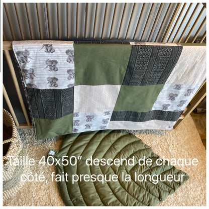 Prête à partir, Couverture de style courtepointe légèrement matelassée, renards en forêt .  Endos doux en minky vert olive
