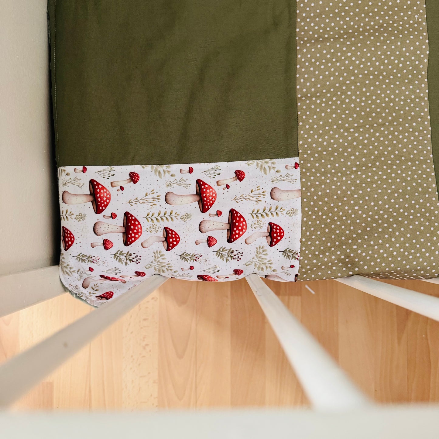 Prête à partir, Couverture de style courtepointe légèrement matelassée, Champignons.  Endos doux en minky vert olive