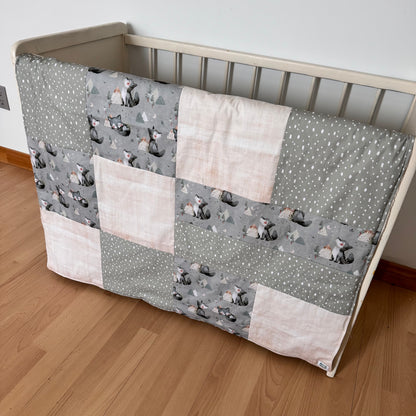 Prête à partir, Couverture de style courtepointe légèrement matelassée, Loups. Endos doux en minky ivoire