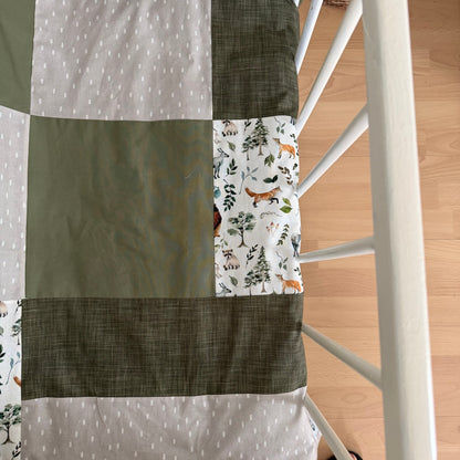 Prête à partir, Couverture de style courtepointe légèrement matelassée, Animaux de la forêt vert olive et gris/beige.  Endos doux en minky vert