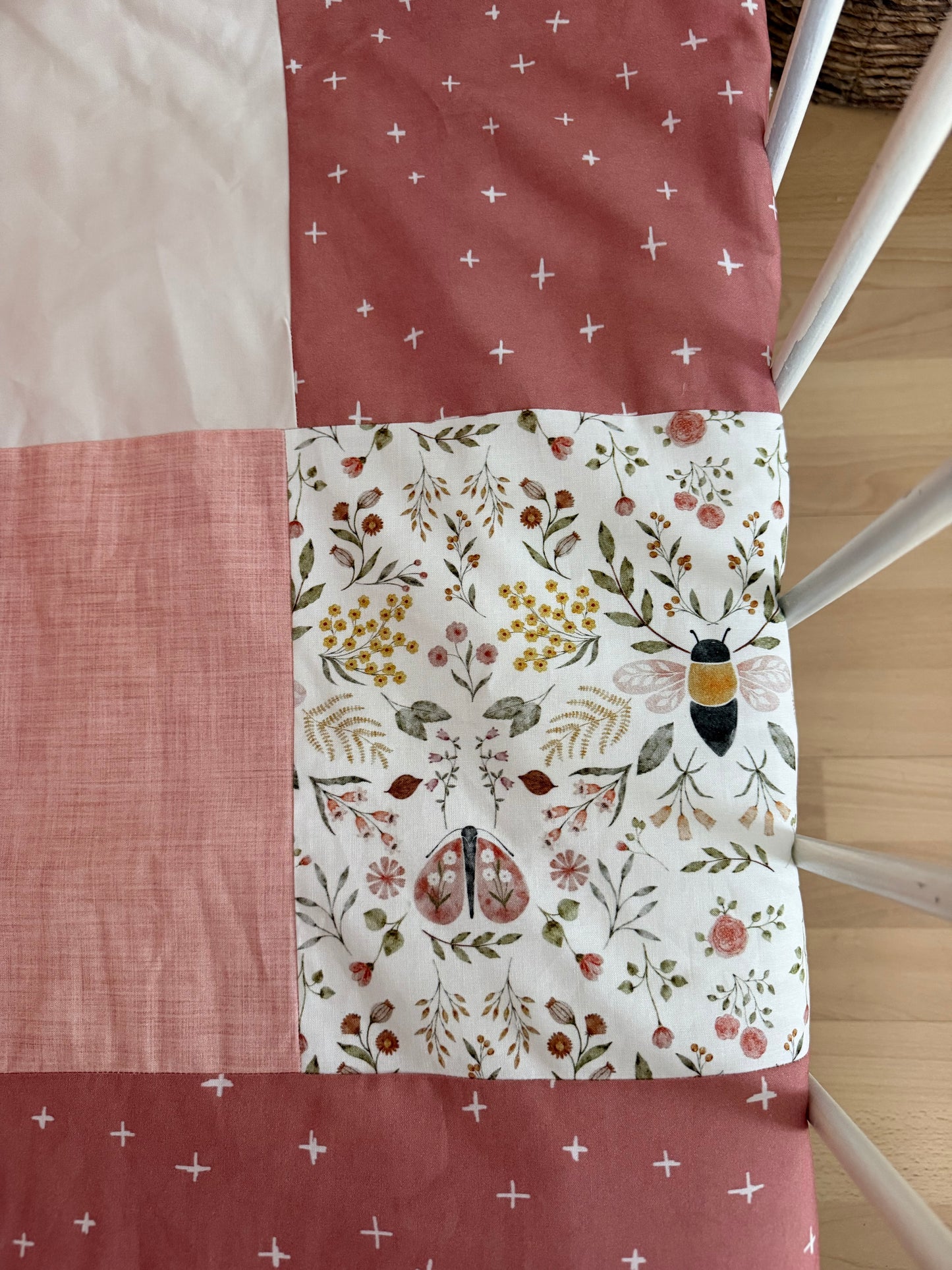 Prête à partir, Couverture de style courtepointe légèrement matelassée, Abeilles.  Endos doux en minky ivoire