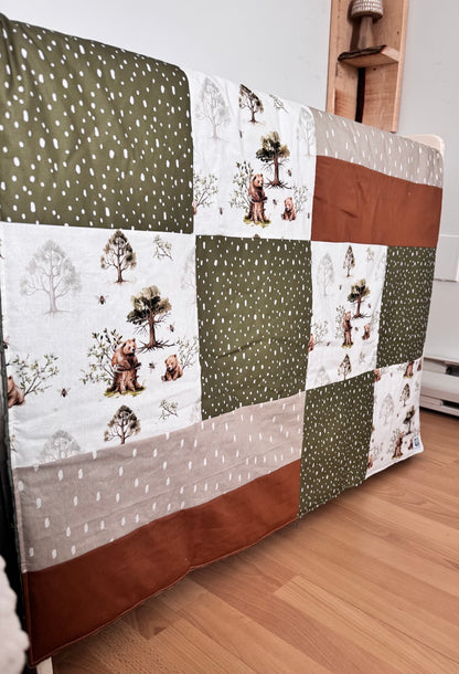 Prête à partir, Couverture de style courtepointe légèrement matelassée, Oursons et arbres. Endos doux en minky vert