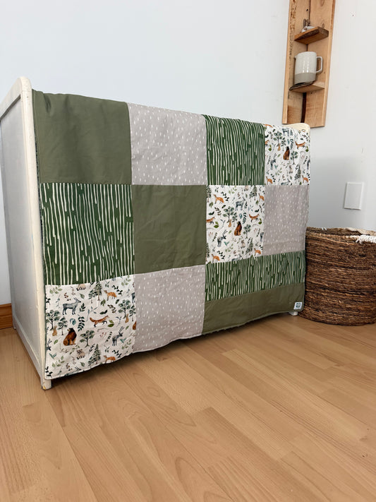 Prête à partir, Couverture de style courtepointe légèrement matelassée, Animaux de la forêt vert olive et gris/beige.  Endos doux en minky vert
