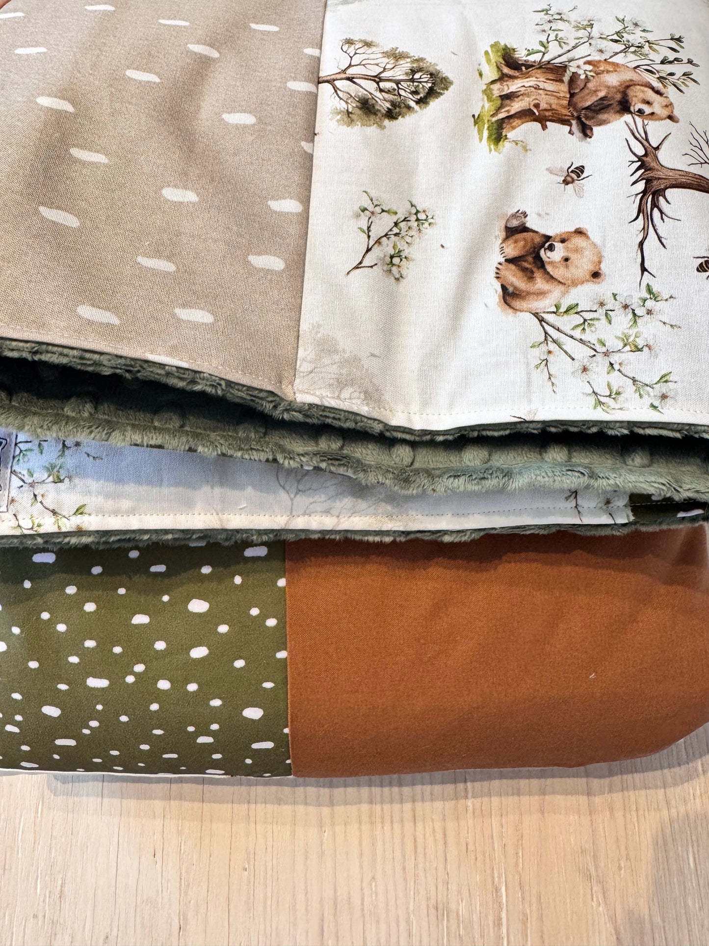 Prête à partir, Couverture de style courtepointe légèrement matelassée, Oursons et arbres. Endos doux en minky vert