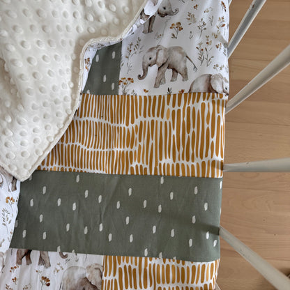 Prête à partir, Couverture de style courtepointe légèrement matelassée, Éléphants gris.  Endos doux en minky ivoire