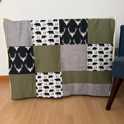 Prête à partir, Couverture de style courtepointe légèrement matelassée cerfs et ours noir, endos minky noir