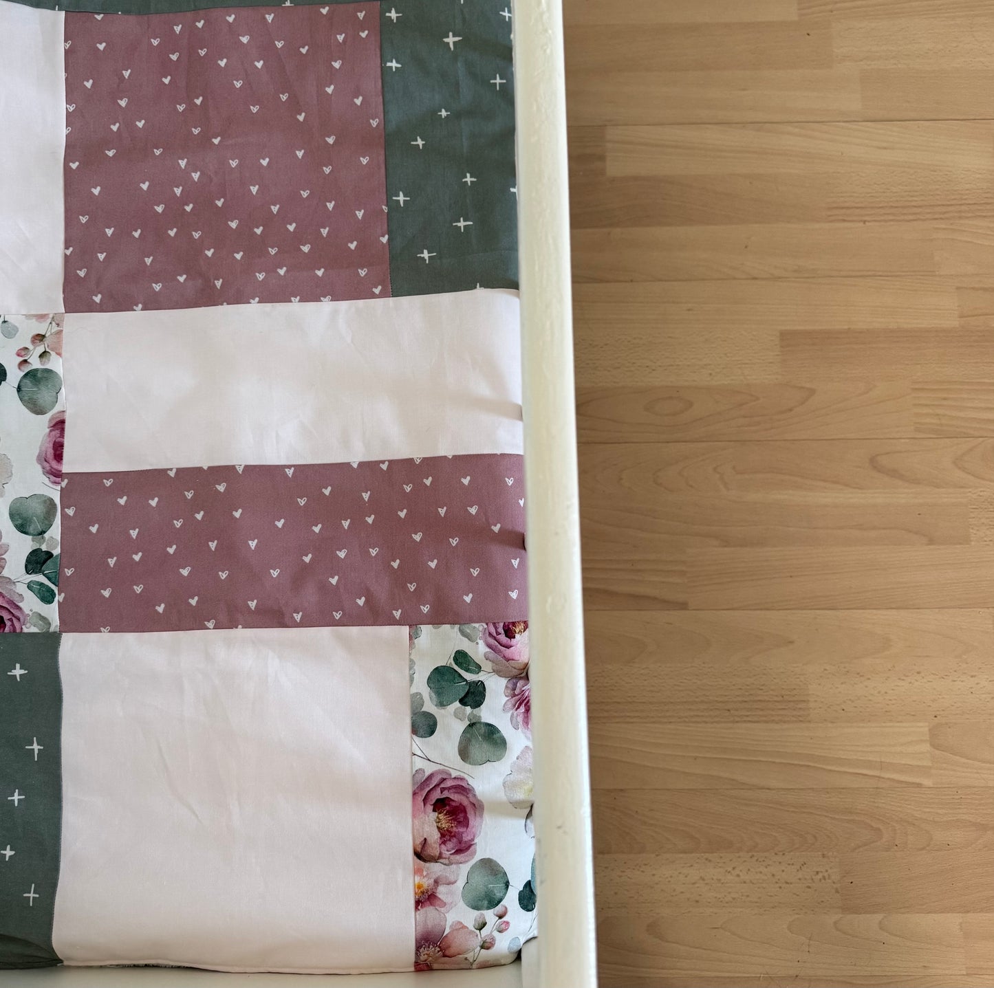 Prête à partir, Couverture de style courtepointe légèrement matelassée, fleurs roses et feuillage. Endos doux en minky ivoire