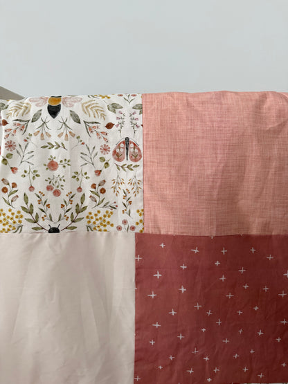 Prête à partir, Couverture de style courtepointe légèrement matelassée, Abeilles.  Endos doux en minky ivoire
