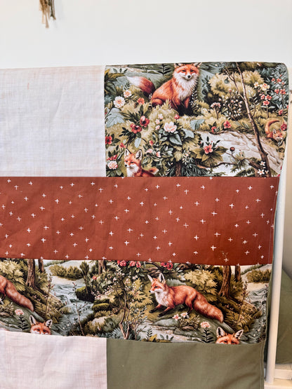 Prête à partir, Couverture de style courtepointe légèrement matelassée, renards en forêt .  Endos doux en minky vert olive