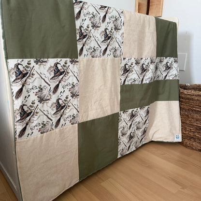Prête à partir, Couverture de style courtepointe légèrement matelassée Sorciers, endos minky vert