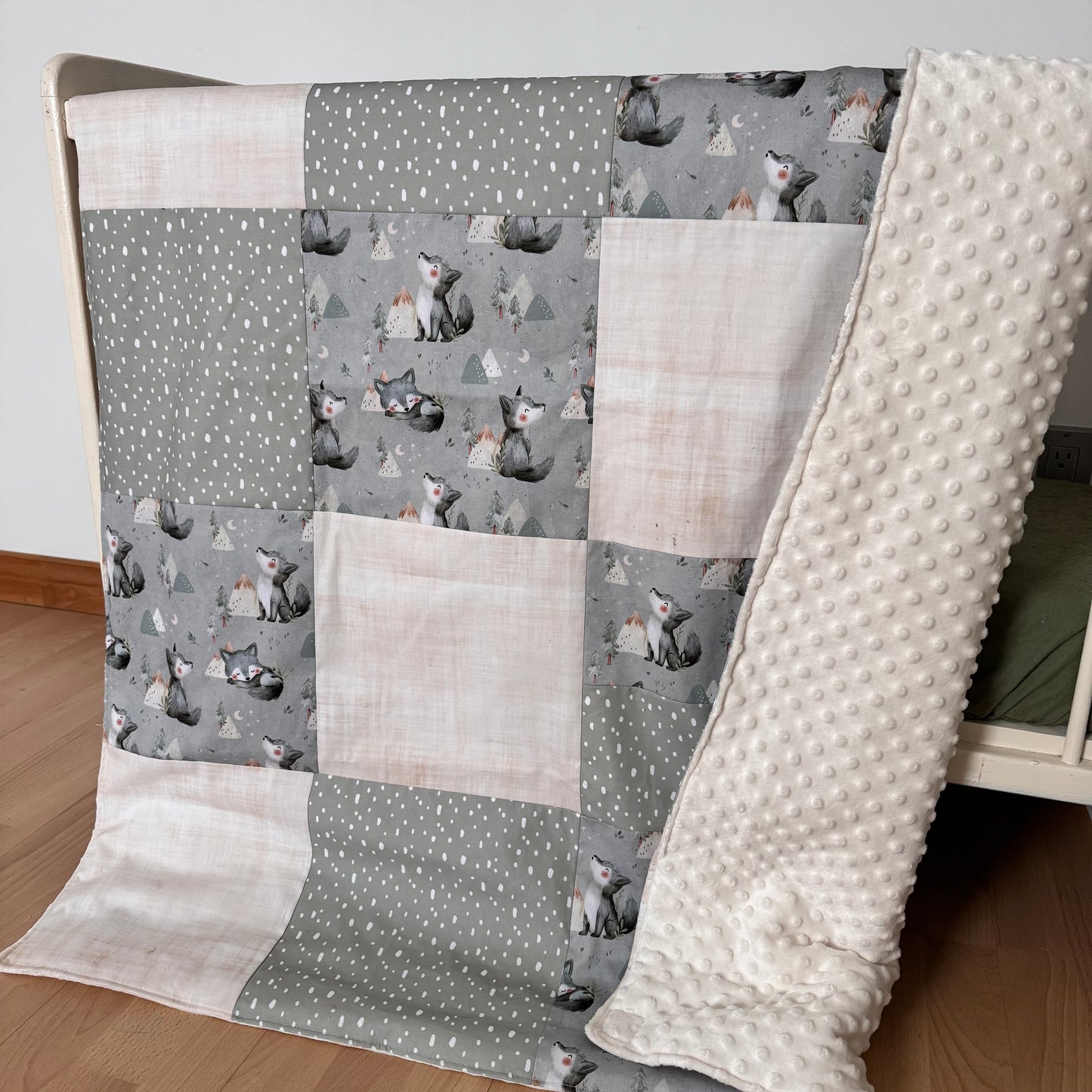 Prête à partir, Couverture de style courtepointe légèrement matelassée, Loups. Endos doux en minky ivoire