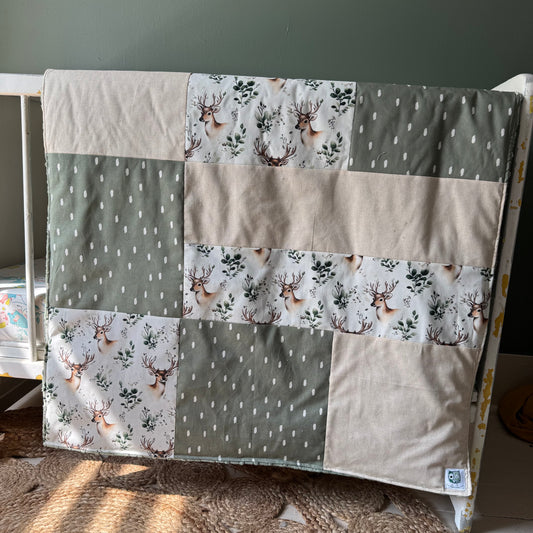 Prête à partir, Couverture de style courtepointe légèrement matelassée, Cerfs et branches.  Endos doux en minky vert olive