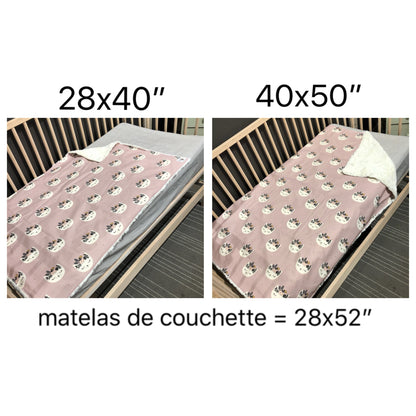 Prête à partir, Couverture de style courtepointe légèrement matelassée, renards en forêt .  Endos doux en minky vert olive