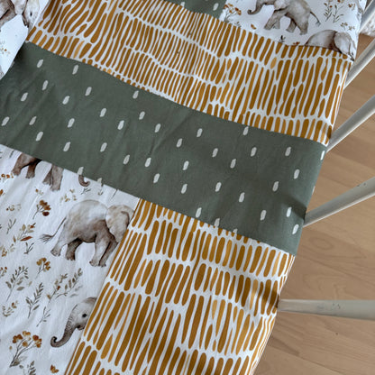 Prête à partir, Couverture de style courtepointe légèrement matelassée, Éléphants gris.  Endos doux en minky ivoire