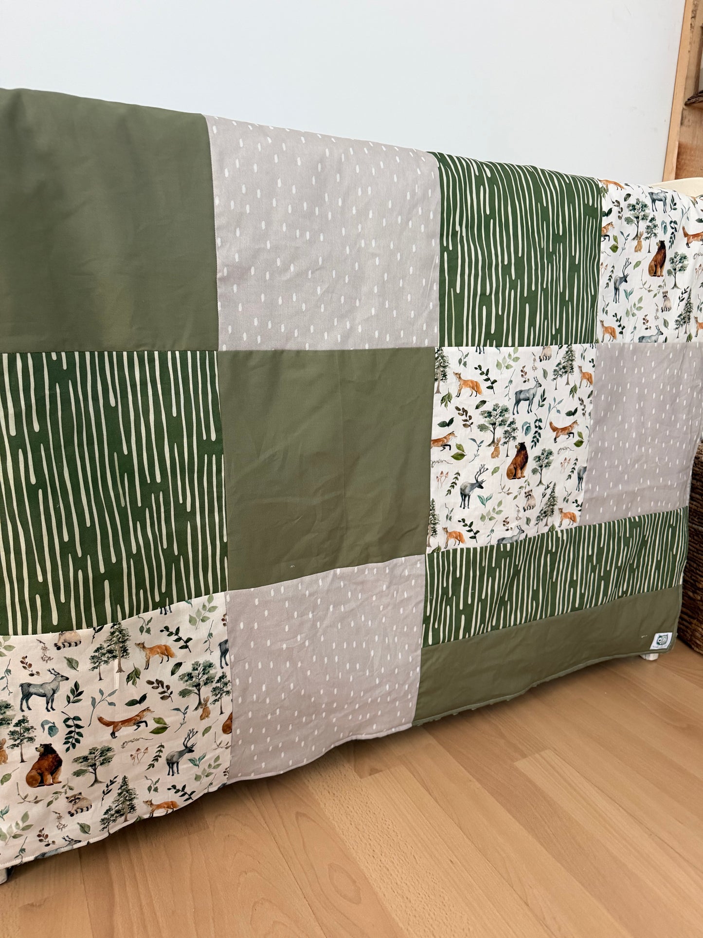 Prête à partir, Couverture de style courtepointe légèrement matelassée, Animaux de la forêt vert olive et gris/beige.  Endos doux en minky vert