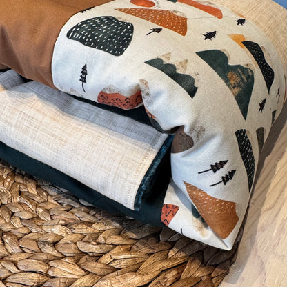 Prête à partir, Couverture de style courtepointe légèrement matelassée Montagnes boho , émeraude et caramel, endos minky émeraude