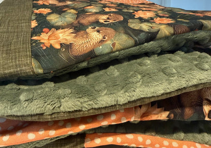 Prête à partir, Couverture de style courtepointe légèrement matelassée Loutres, endos minky vert