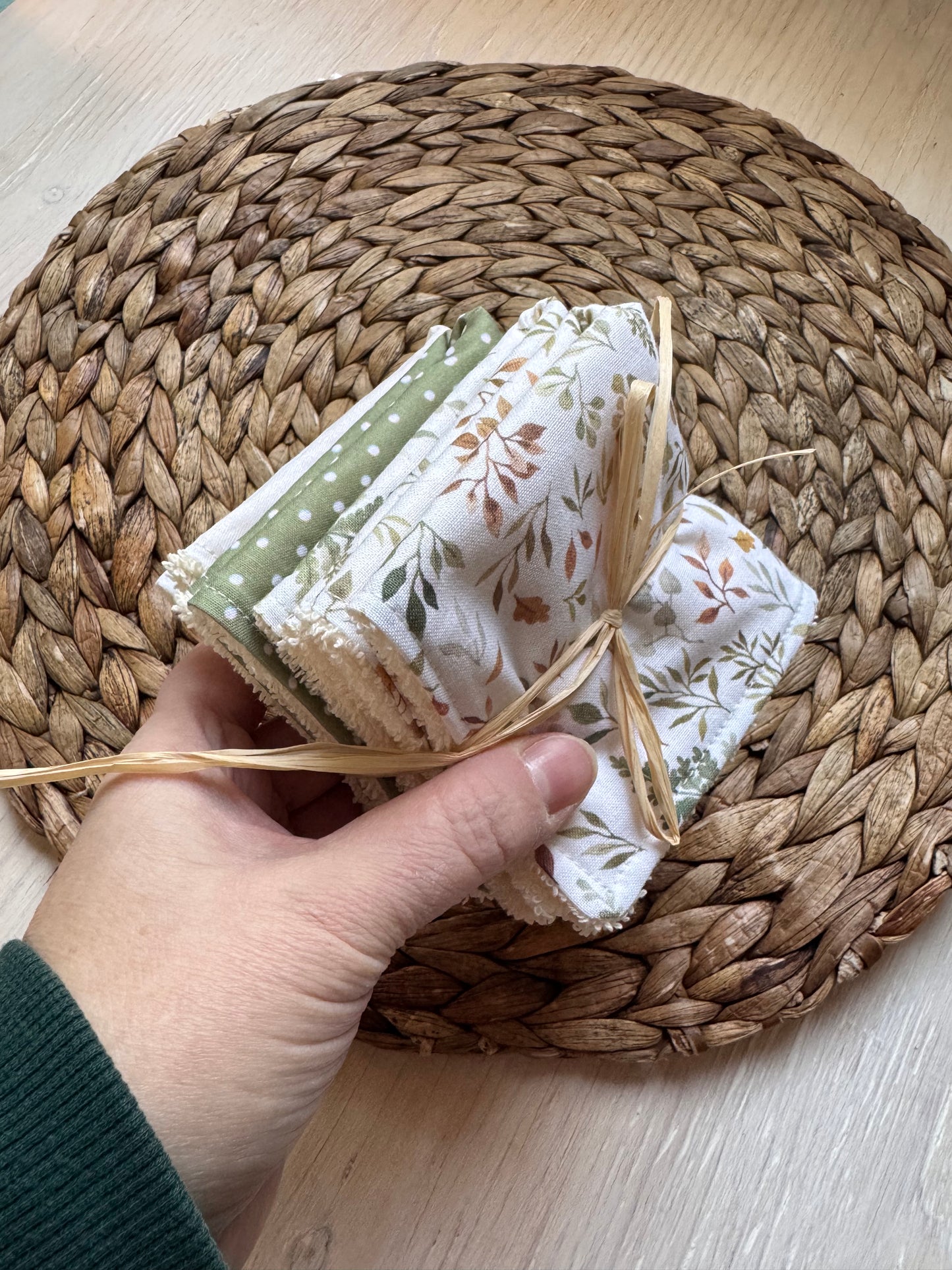 Washcloths, wipes, size 8x8'', come in a set of 4