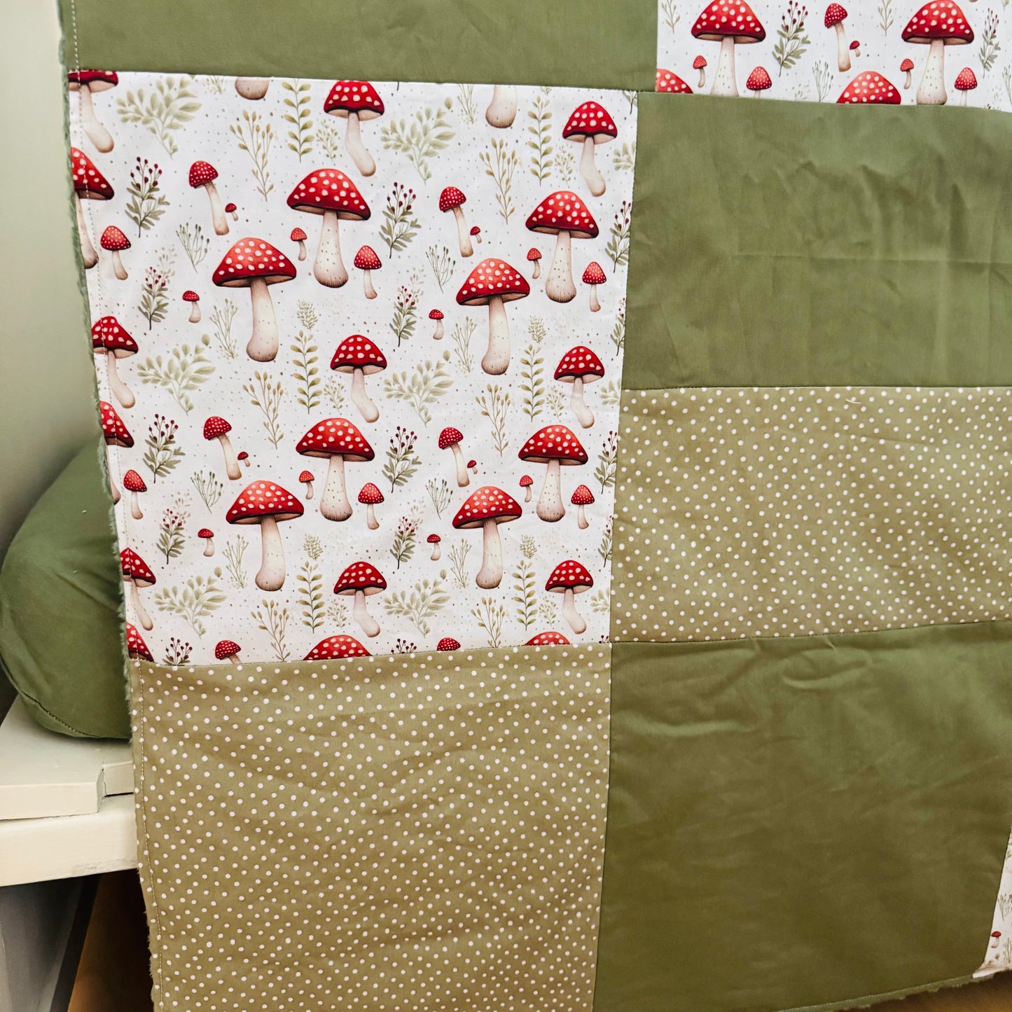 Prête à partir, Couverture de style courtepointe légèrement matelassée, Champignons.  Endos doux en minky vert olive