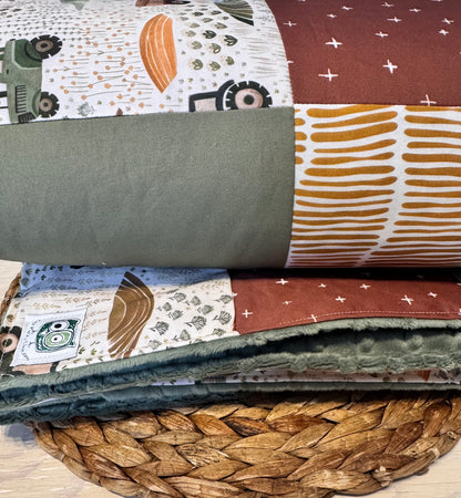 Prête à partir, Couverture de style courtepointe légèrement matelassée, tracteurs .  Endos doux en minky vert olive