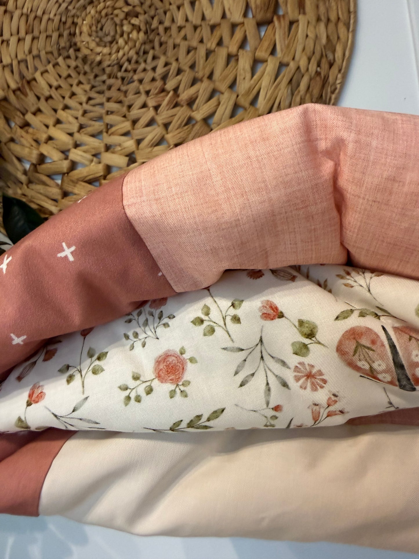Prête à partir, Couverture de style courtepointe légèrement matelassée, Abeilles.  Endos doux en minky ivoire