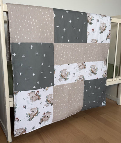 Prête à partir, Couverture de style courtepointe légèrement matelassée, koalas et teintes de vert de gris et beige.  Endos doux en minky gris pale