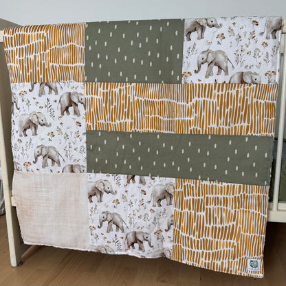 Prête à partir, Couverture de style courtepointe légèrement matelassée, Éléphants gris.  Endos doux en minky ivoire