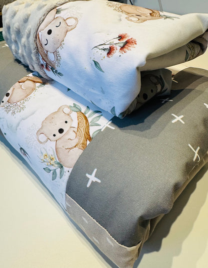 Prête à partir, Couverture de style courtepointe légèrement matelassée, koalas et teintes de vert de gris et beige.  Endos doux en minky gris pale